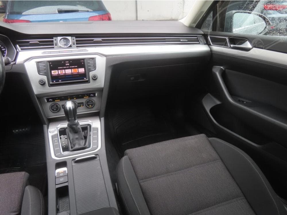 2016 Volkswagen PASSAT - 8