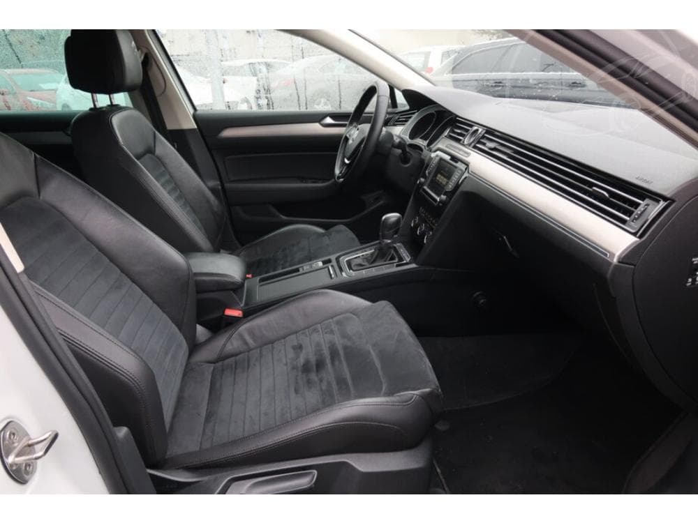 2015 Volkswagen PASSAT - 9