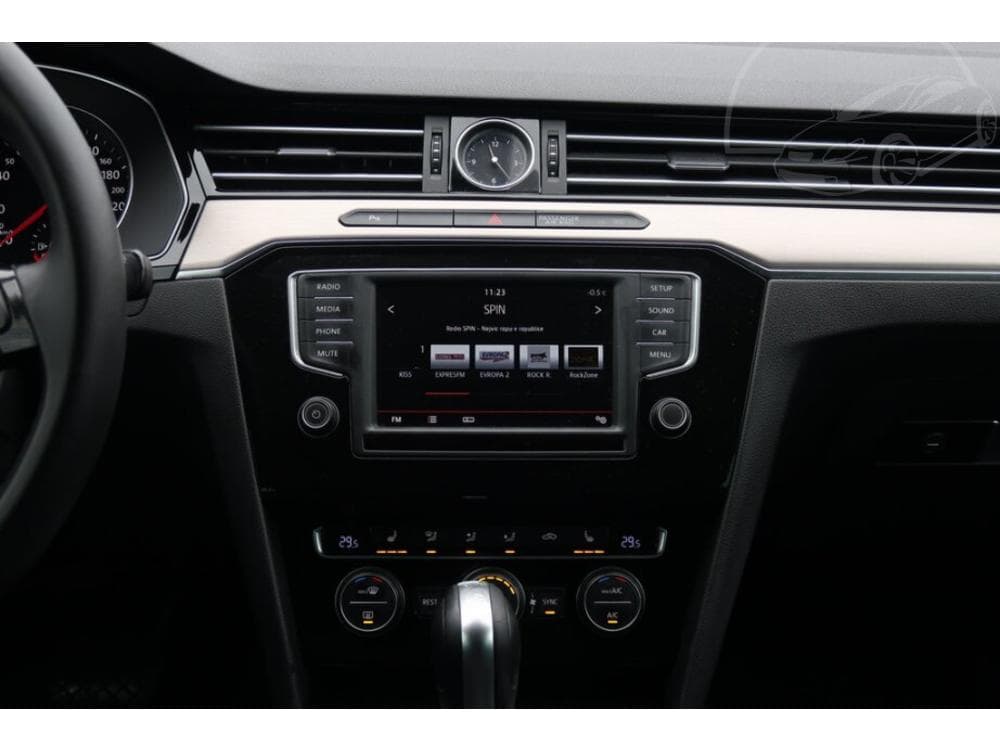 2015 Volkswagen PASSAT - 12