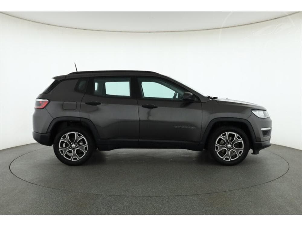 2018 Jeep COMPASS - 11