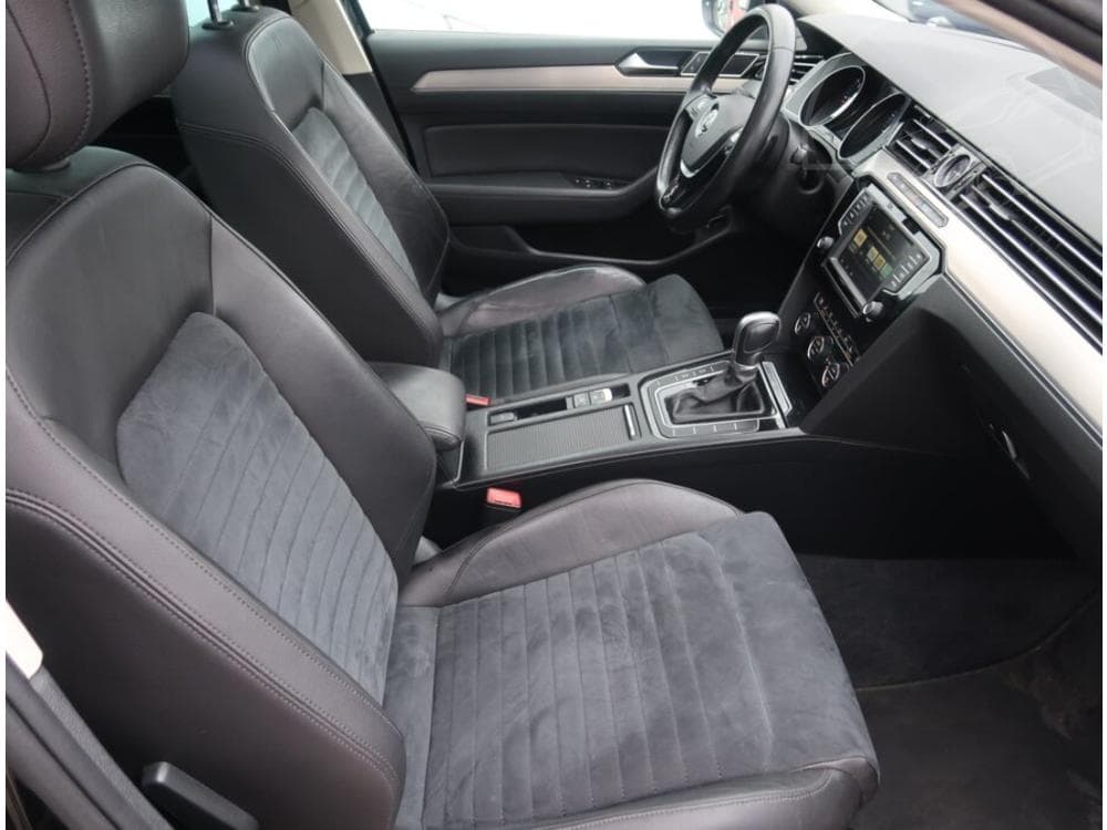 2016 Volkswagen PASSAT - 9