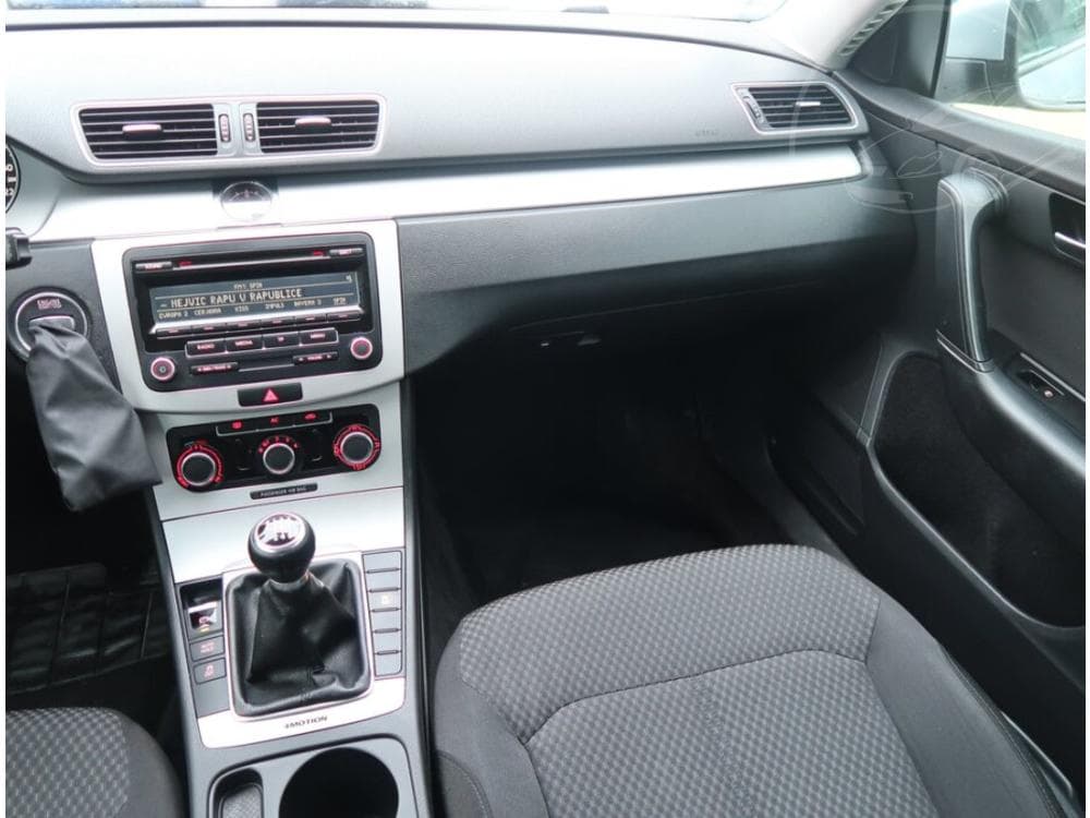 2012 Volkswagen PASSAT - 8