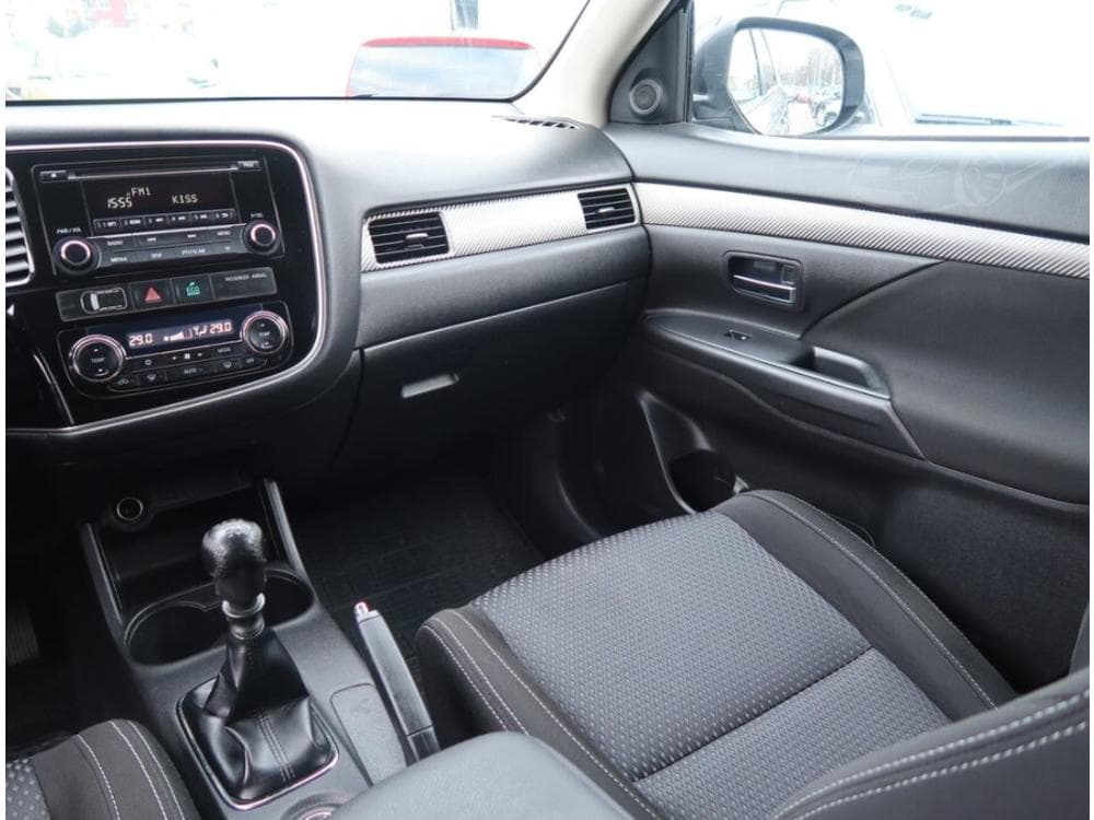 2015 Mitsubishi Outlander - 8