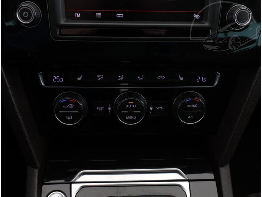 2015 Volkswagen PASSAT - 11