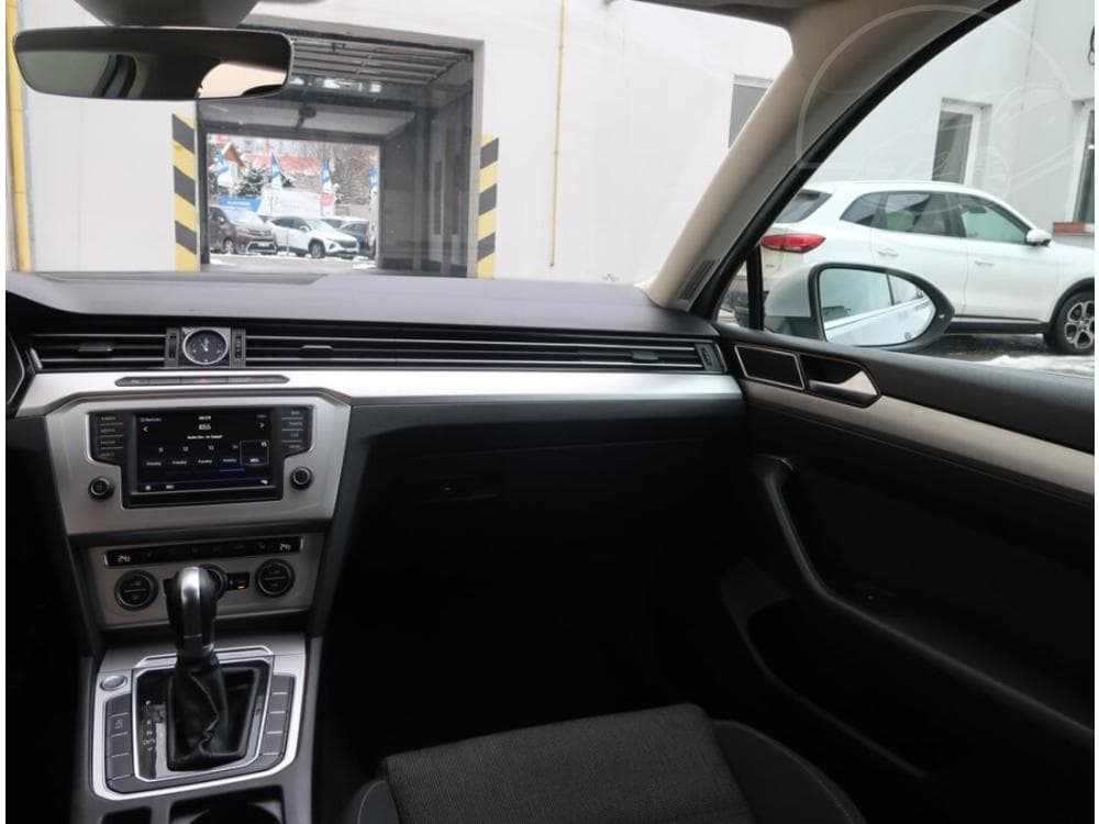 2017 Volkswagen PASSAT - 8