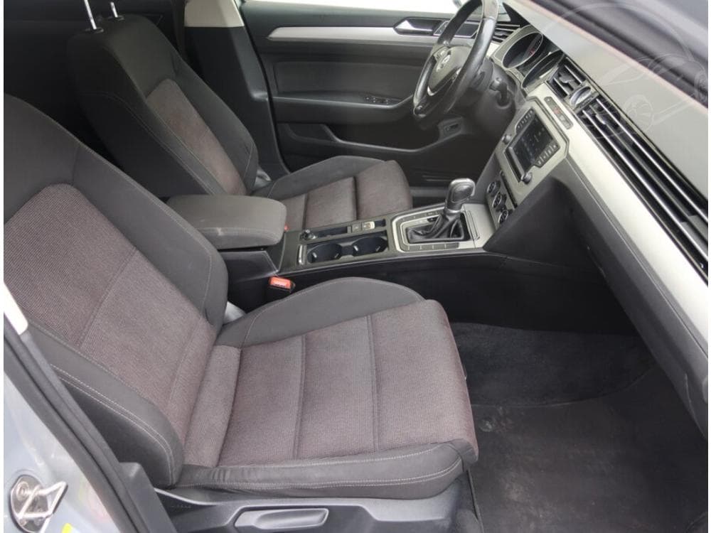 2017 Volkswagen PASSAT - 9