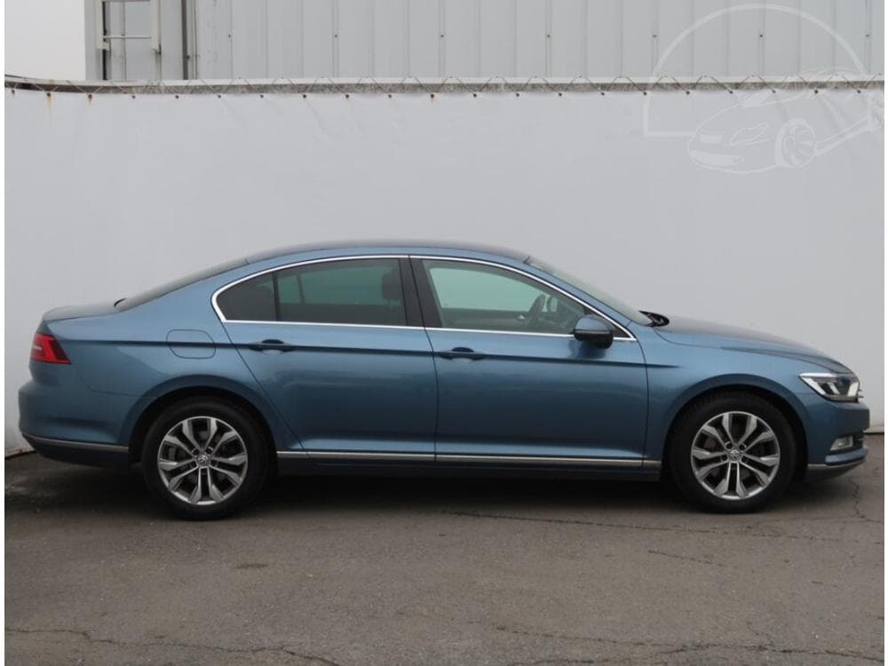 2016 Volkswagen PASSAT - 11