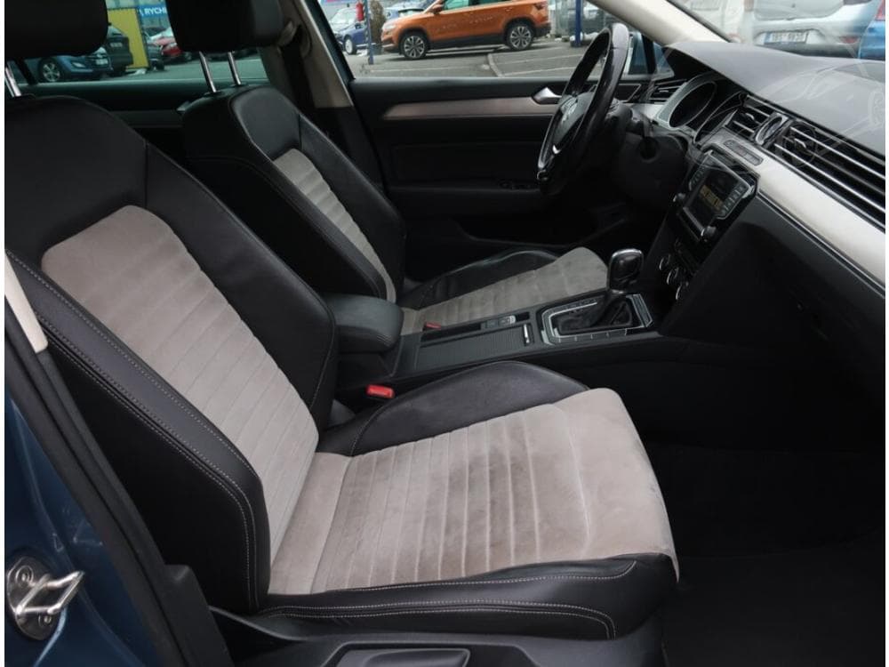 2016 Volkswagen PASSAT - 17