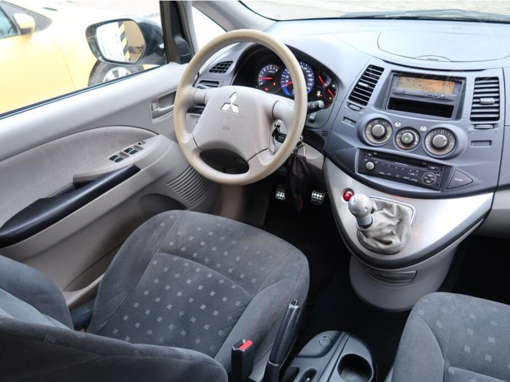2005 Mitsubishi Grandis - 7