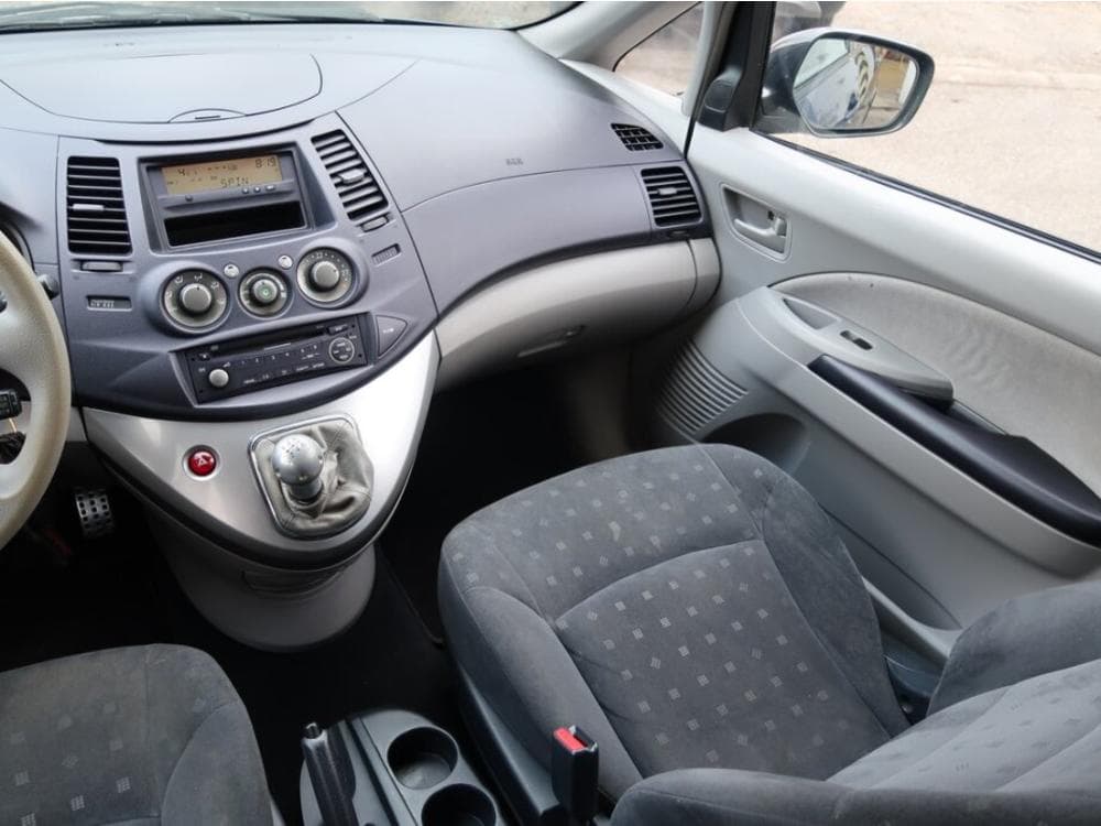 2005 Mitsubishi Grandis - 8