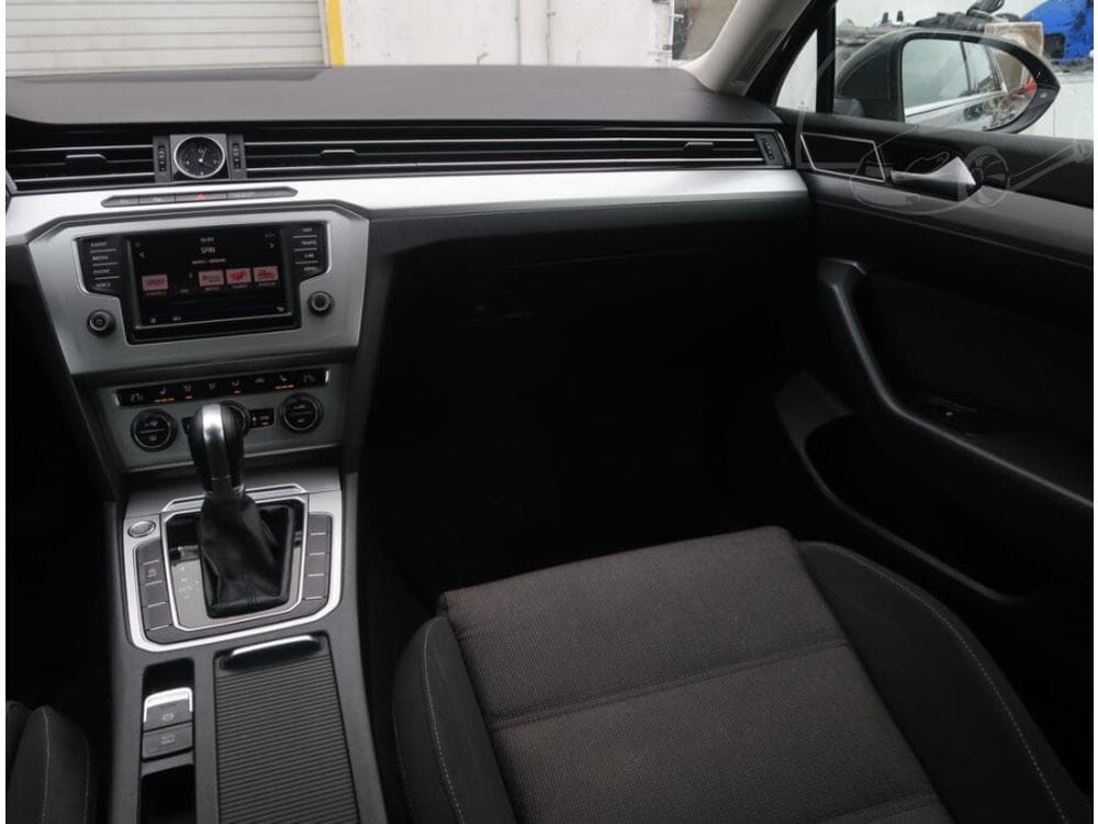 2017 Volkswagen PASSAT - 8