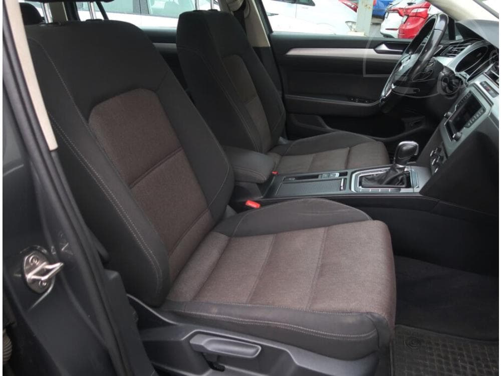 2017 Volkswagen PASSAT - 9