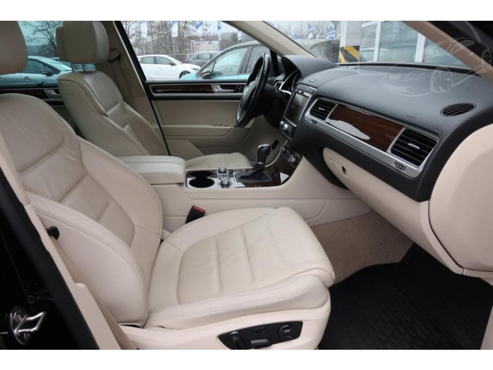 2015 Volkswagen Touareg - 9