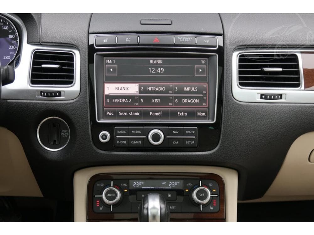 2015 Volkswagen Touareg - 12