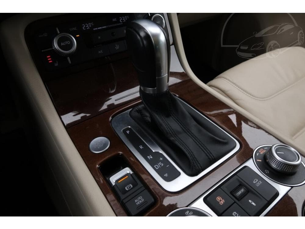 2015 Volkswagen Touareg - 13