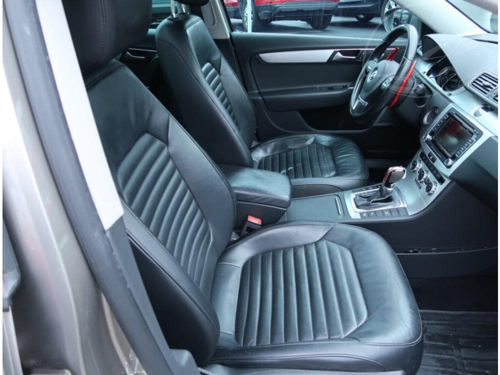 2013 Volkswagen PASSAT - 9