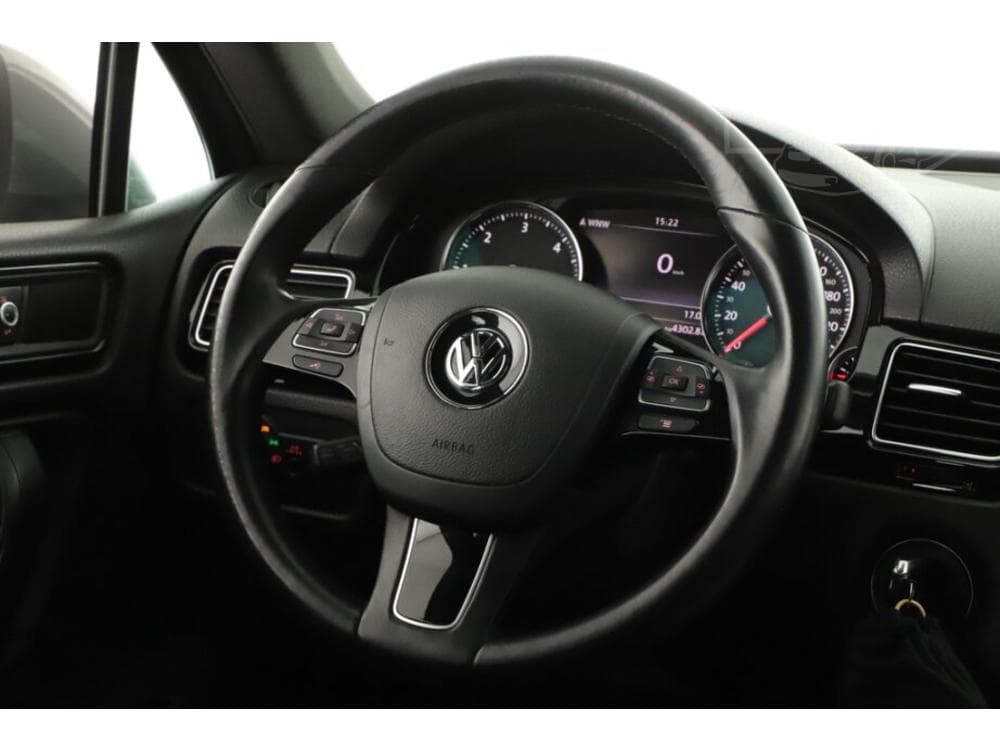 2010 Volkswagen Touareg - 8