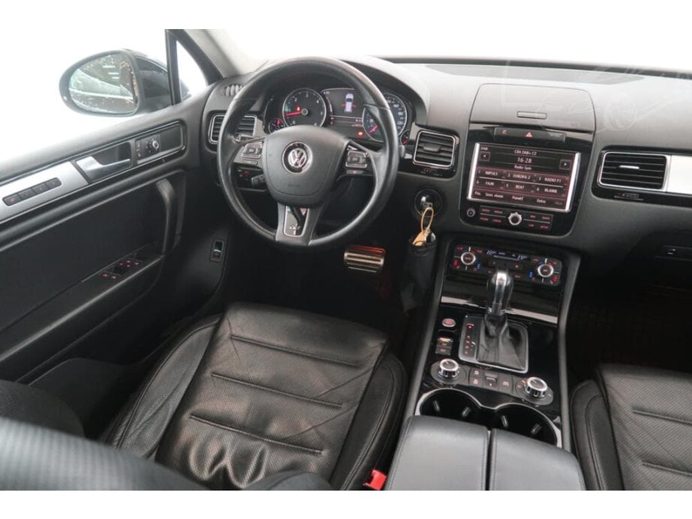 2012 Volkswagen Touareg - 7