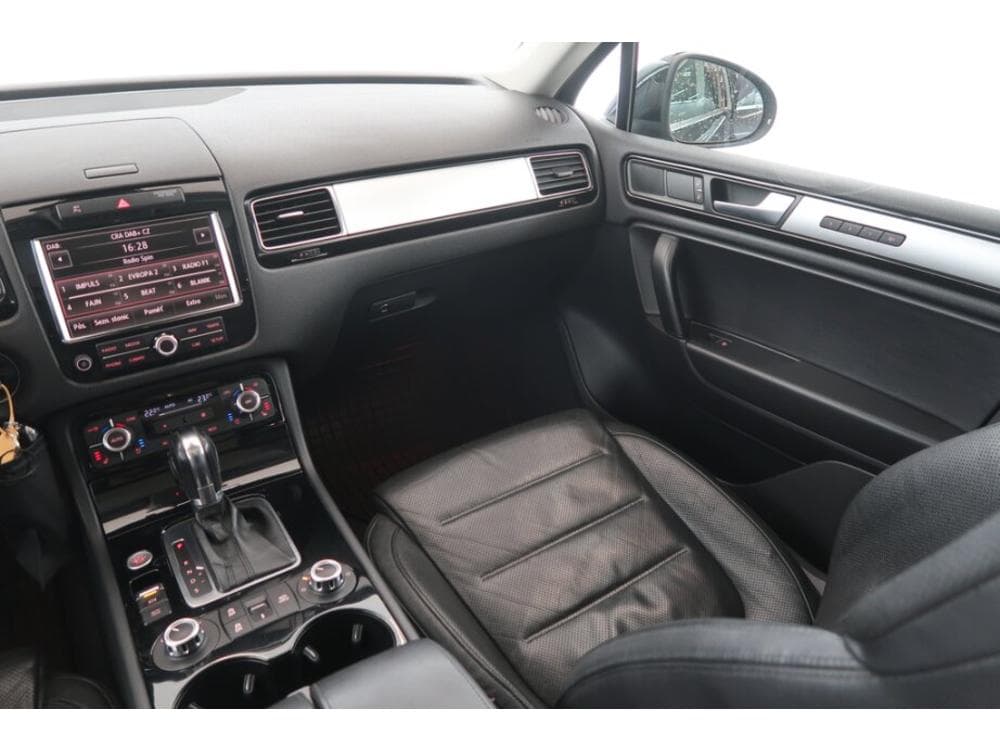 2012 Volkswagen Touareg - 8