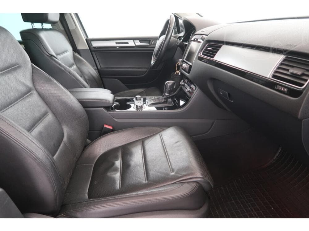 2012 Volkswagen Touareg - 9