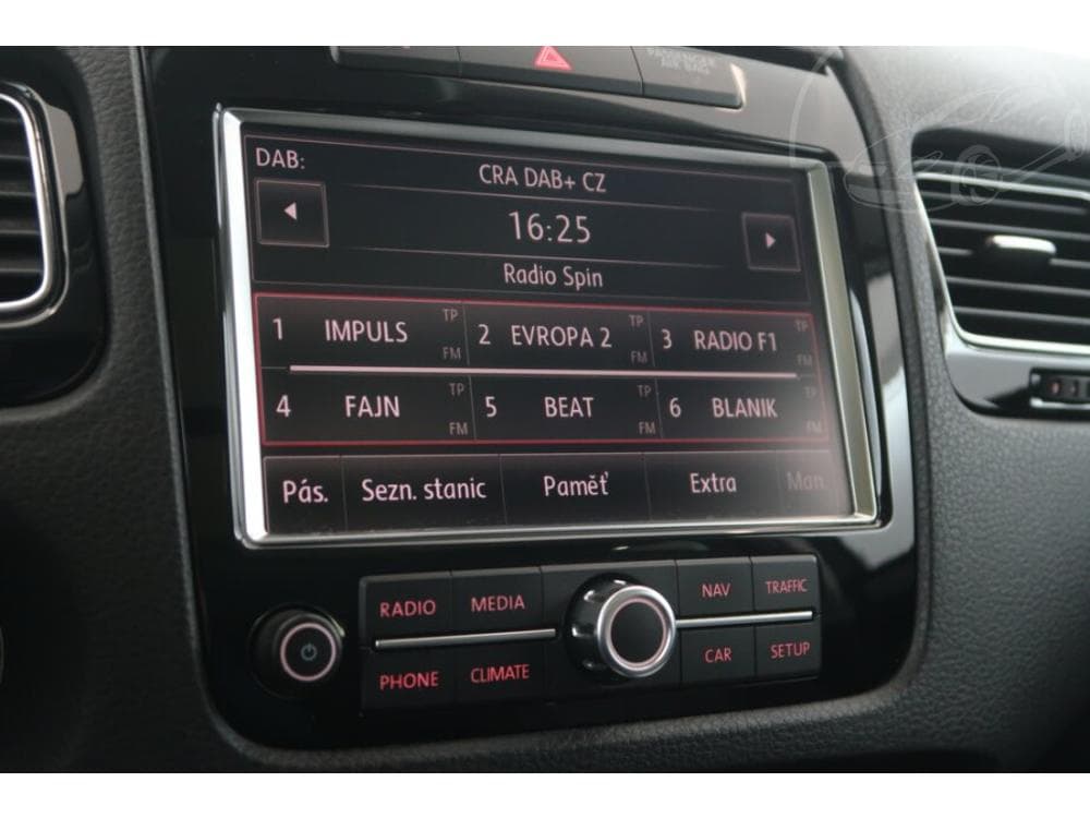 2012 Volkswagen Touareg - 12