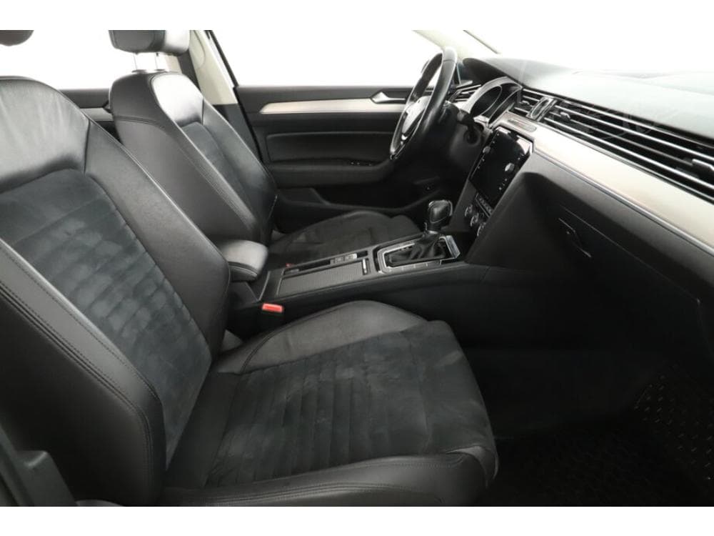 2017 Volkswagen Passat - 7