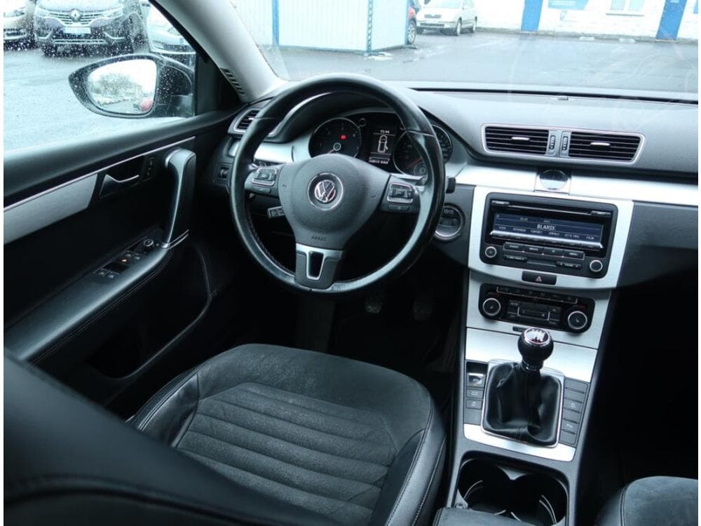 2011 Volkswagen PASSAT - 7