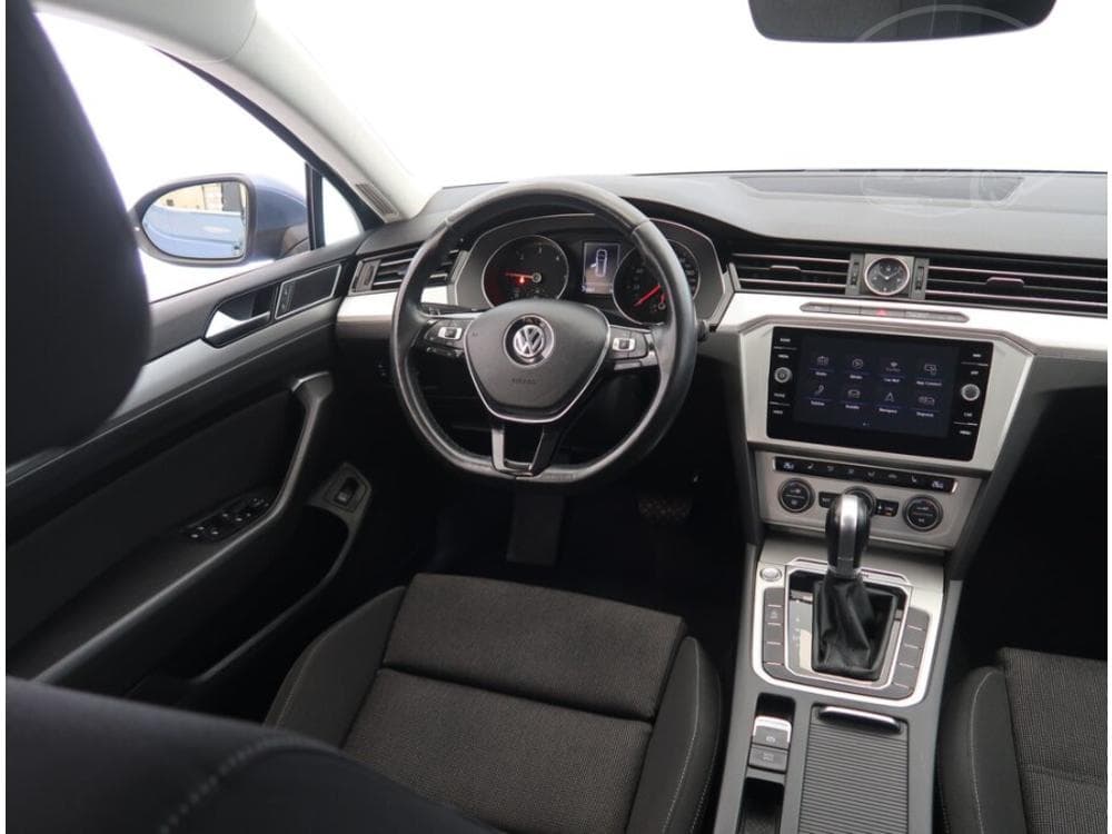 2018 Volkswagen PASSAT - 25