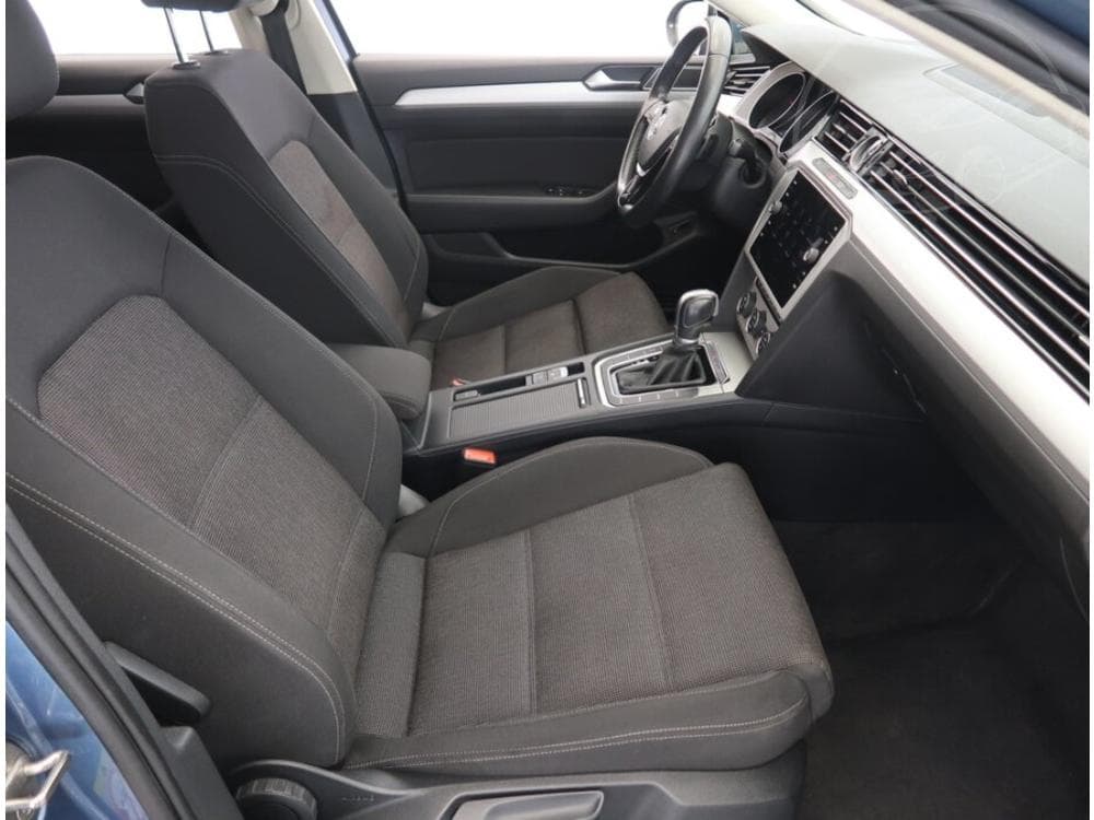 2018 Volkswagen PASSAT - 33