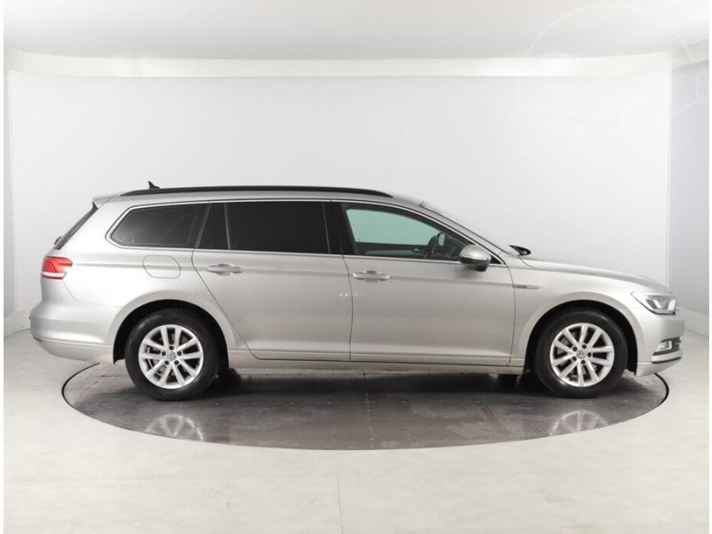 2015 Volkswagen Passat - 6