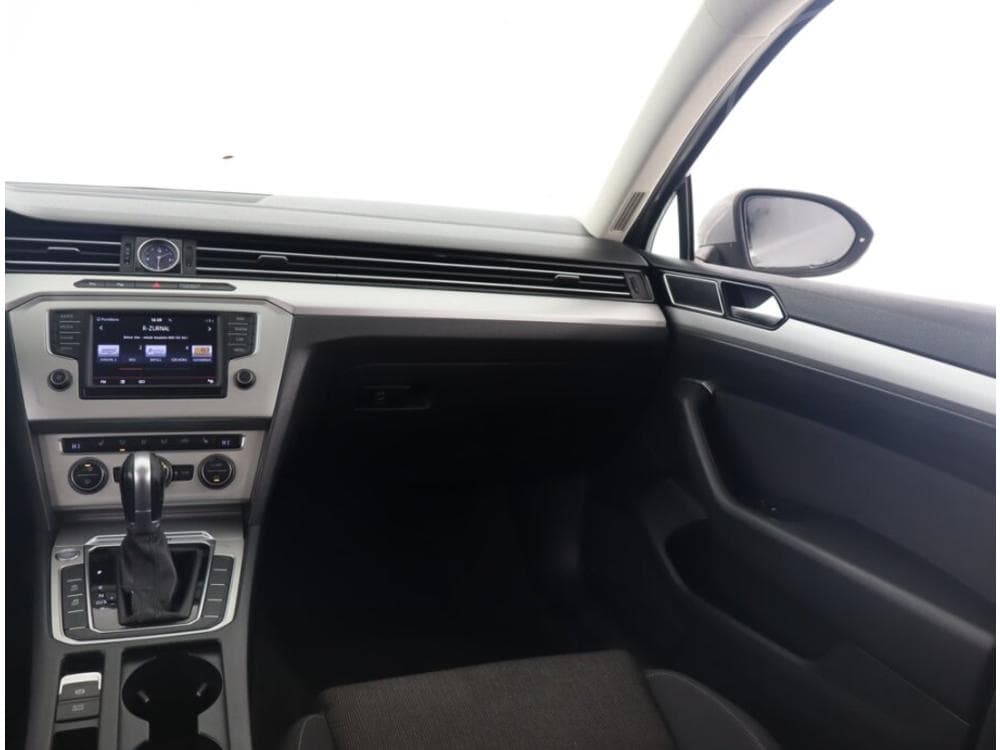 2015 Volkswagen Passat - 8