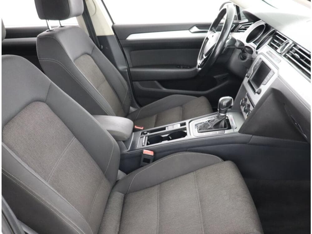 2015 Volkswagen Passat - 9