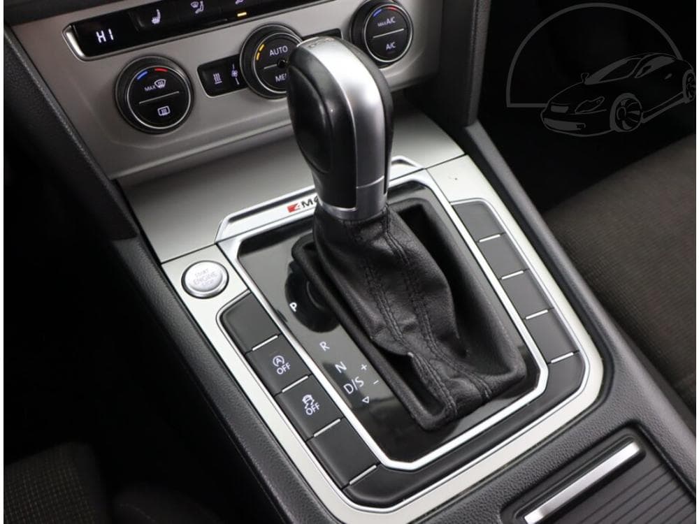 2015 Volkswagen Passat - 13