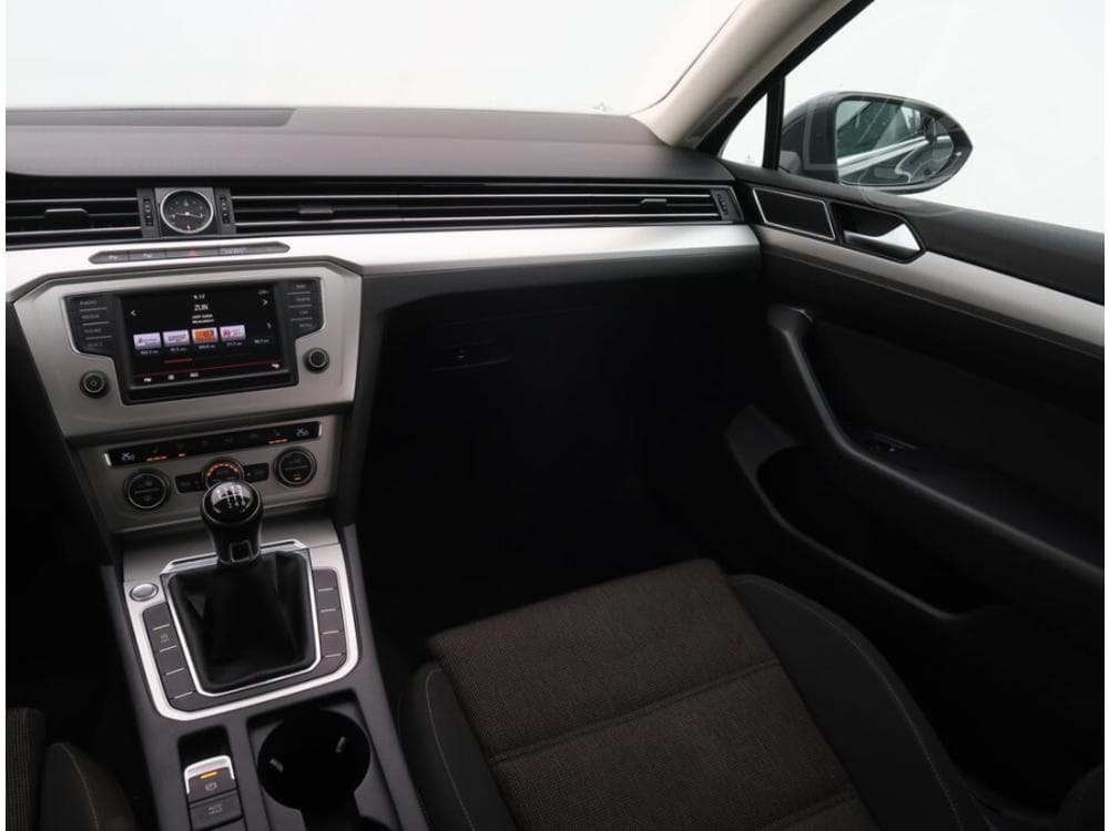 2015 Volkswagen Passat - 8