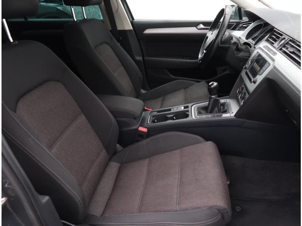 2015 Volkswagen Passat - 9