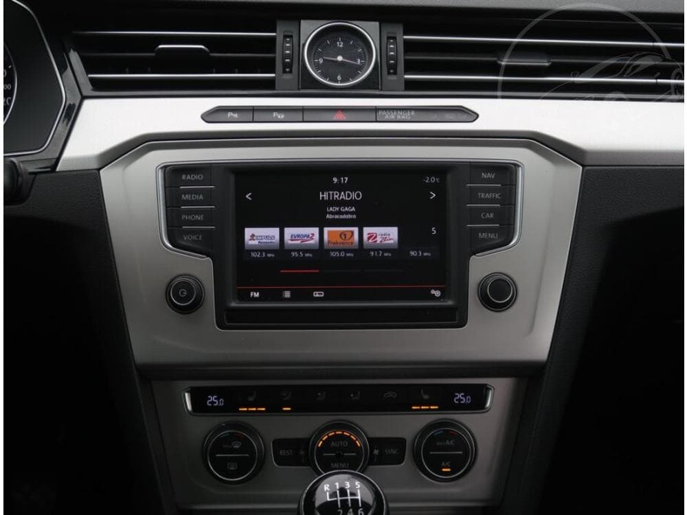 2015 Volkswagen Passat - 12