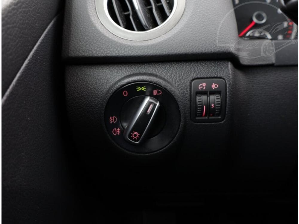 2011 Volkswagen Tiguan - 13