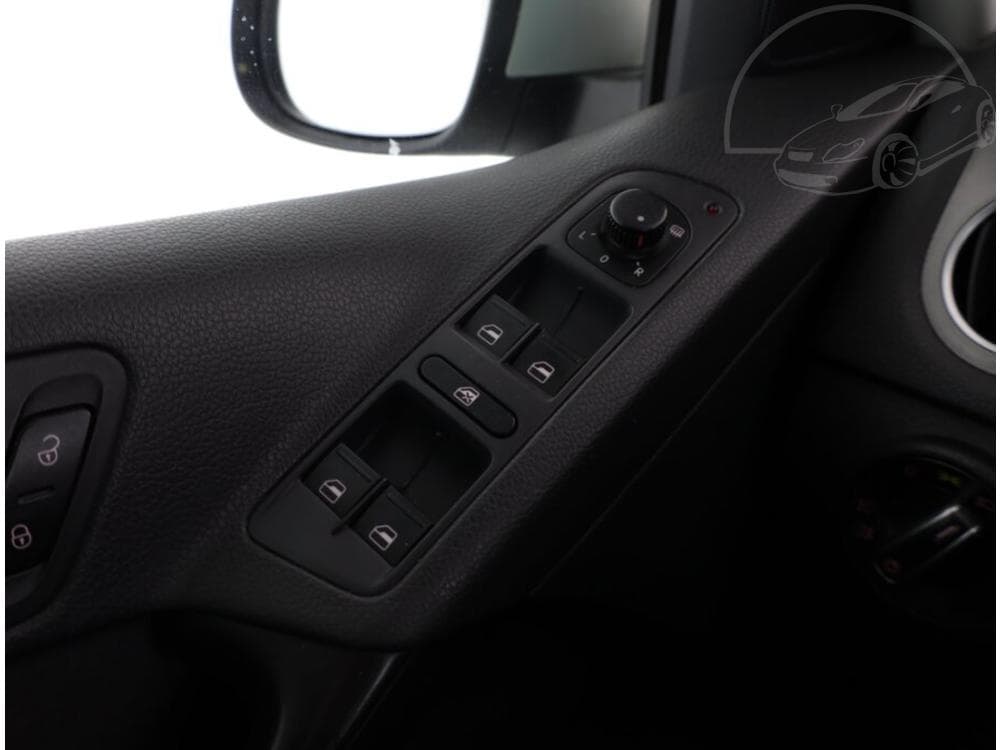 2011 Volkswagen Tiguan - 14