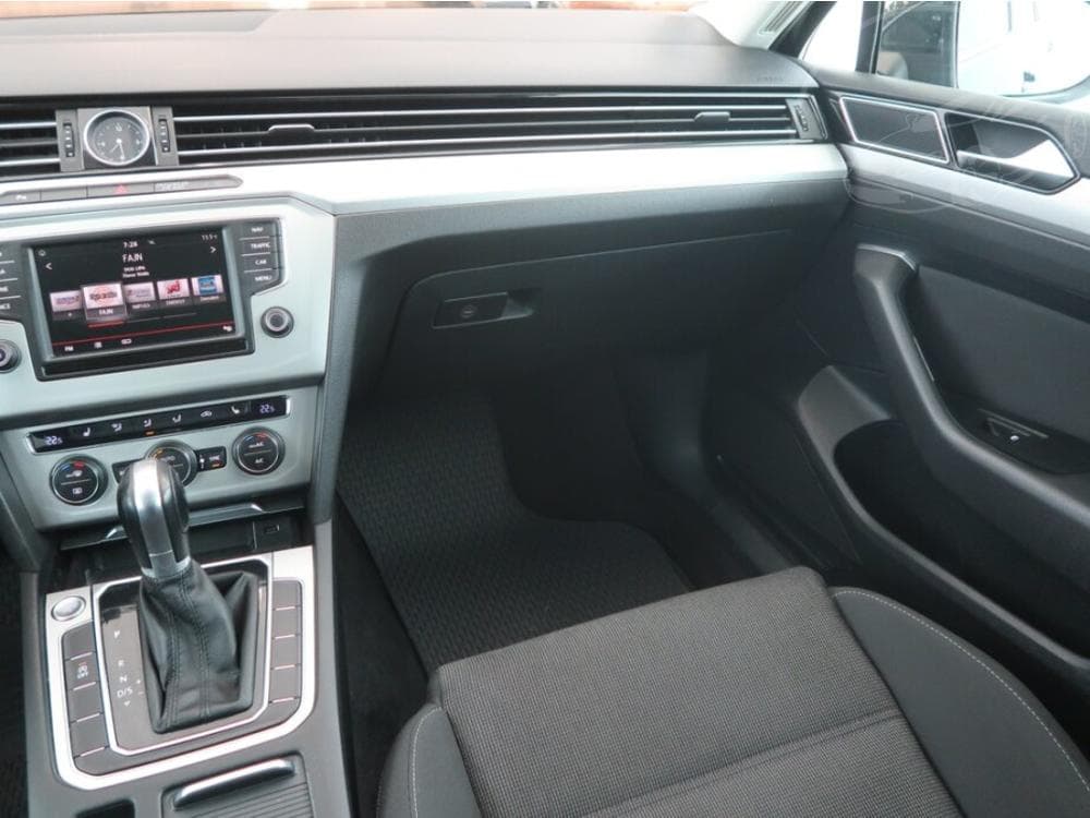 2015 Volkswagen PASSAT - 8
