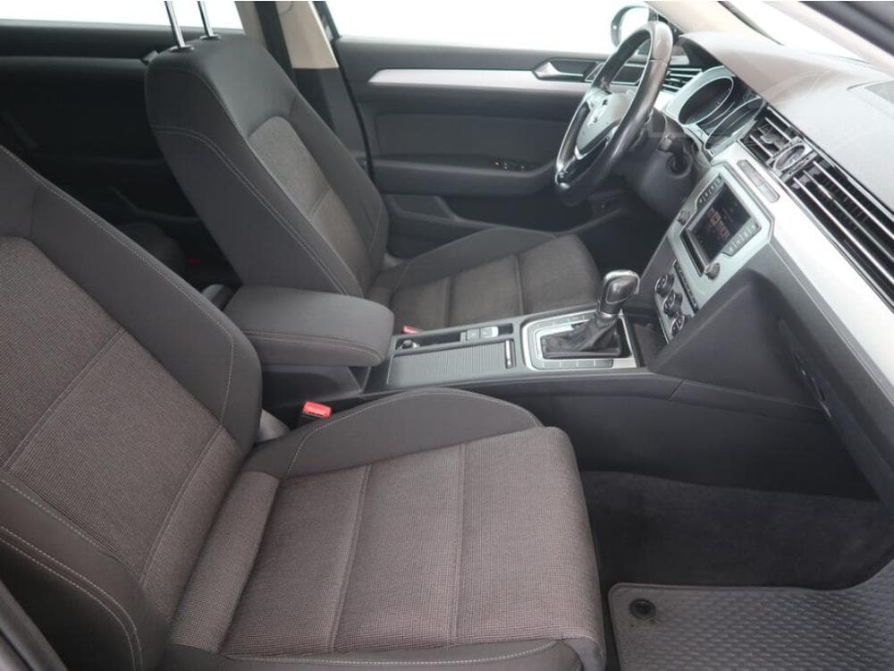 2015 Volkswagen PASSAT - 9