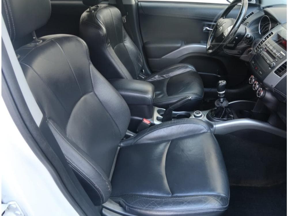 2011 Mitsubishi OUTLANDER - 9