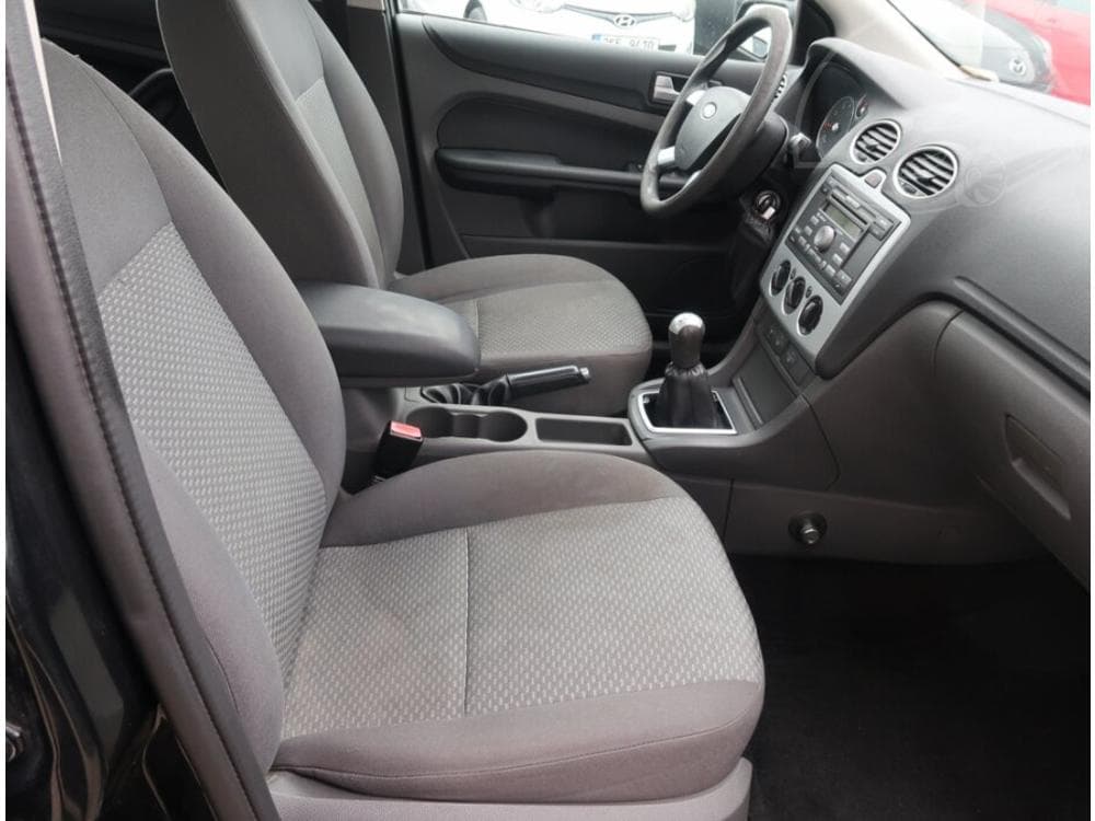 2006 Ford Focus - 17