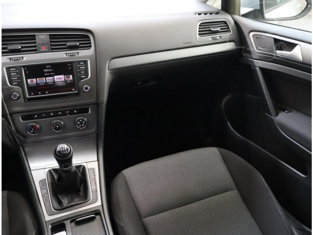 2016 Volkswagen Golf - 8