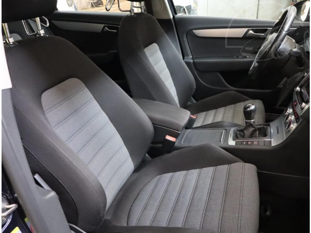 2012 Volkswagen PASSAT - 9
