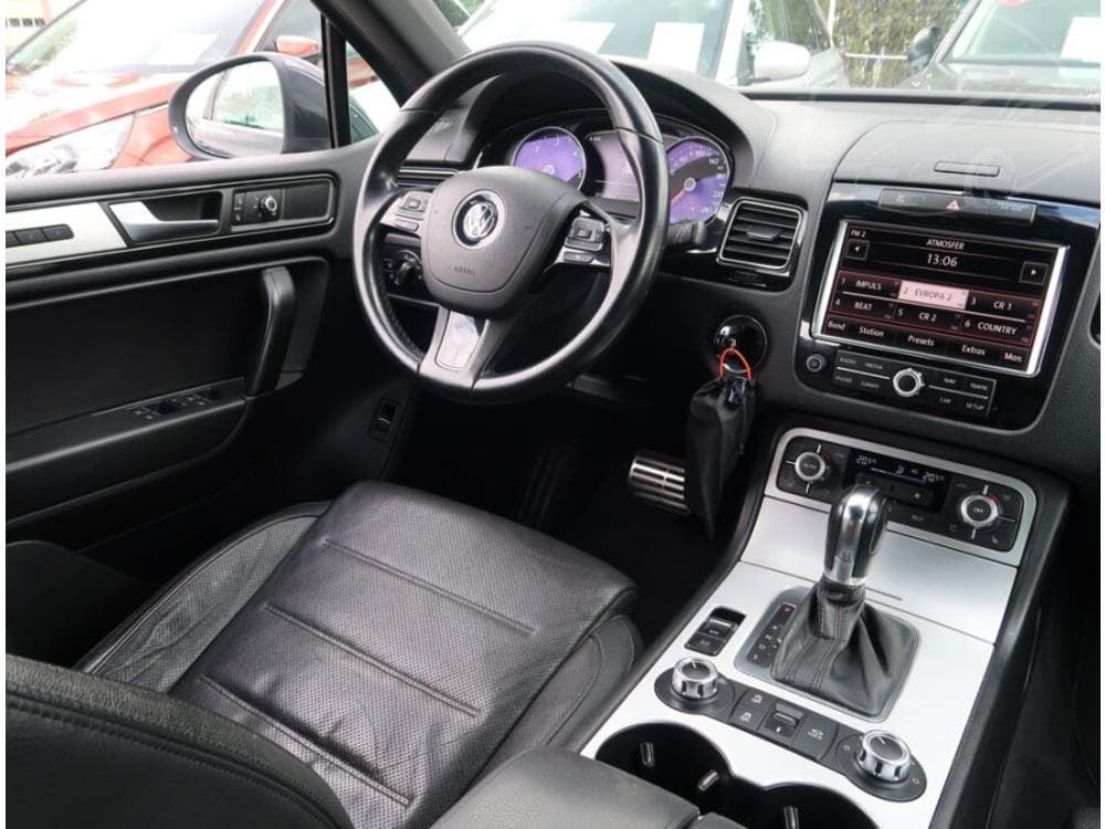 2012 Volkswagen Touareg - 7