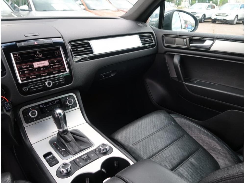 2012 Volkswagen Touareg - 8