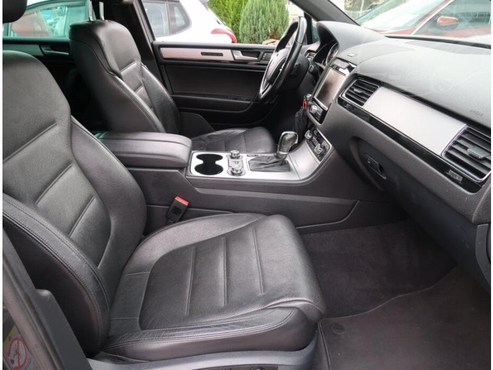 2012 Volkswagen Touareg - 9