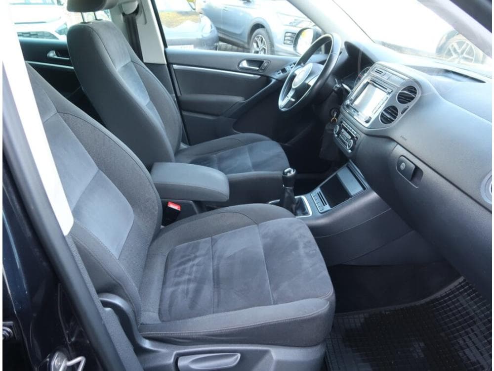 2012 Volkswagen TIGUAN - 9