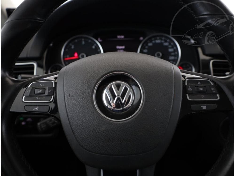 2015 Volkswagen Touareg - 8