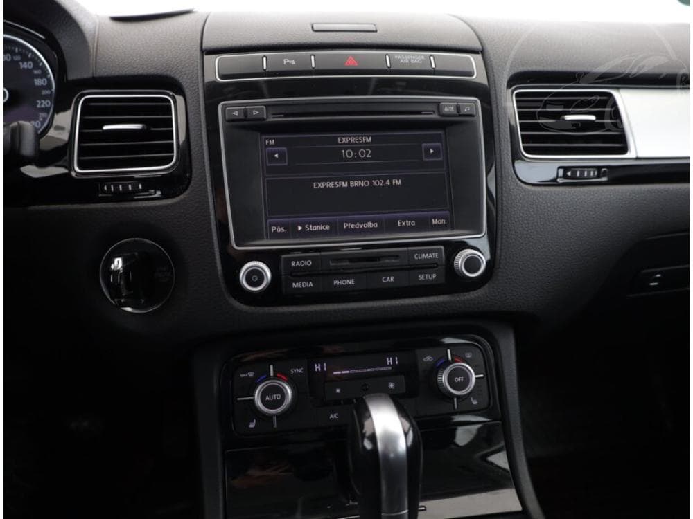 2015 Volkswagen Touareg - 10